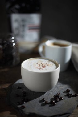 Sıcak kahve ve kahve çekirdekleri ahşap tablo