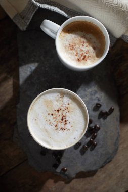 Sıcak kahve ve kahve çekirdekleri ahşap tablo