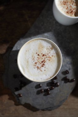 Sıcak kahve ve kahve çekirdekleri ahşap tablo