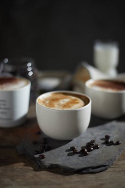 Sıcak kahve ve kahve çekirdekleri ahşap tablo