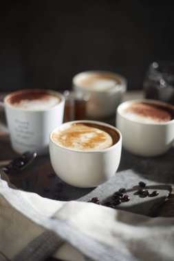 Sıcak kahve ve kahve çekirdekleri ahşap tablo