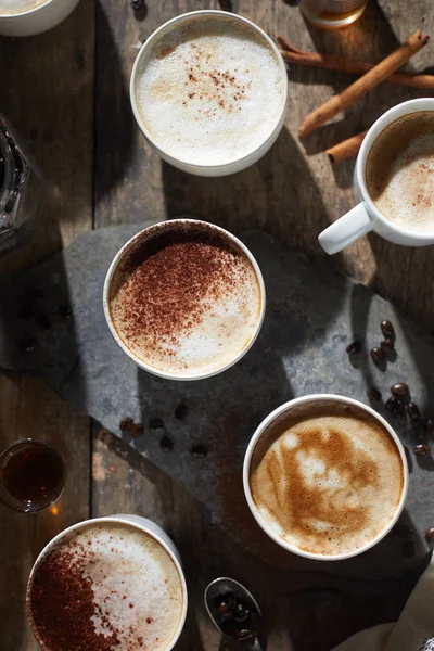 Taza de café caliente y granos de café en mesa de madera — Foto de Stock