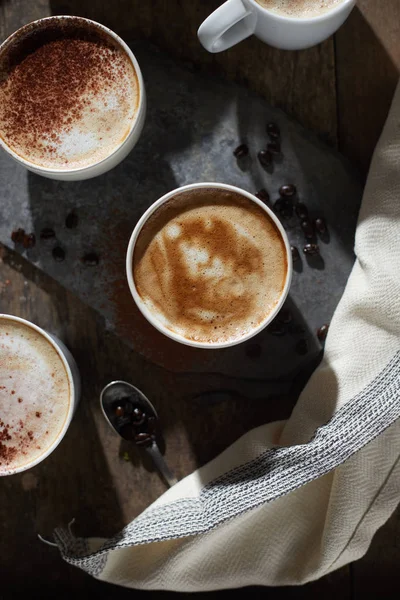 Sıcak kahve ve kahve çekirdekleri ahşap tablo — Stok fotoğraf