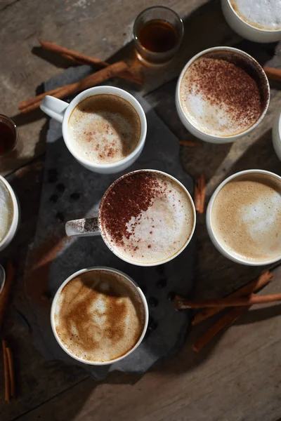 Taza de café caliente y granos de café en mesa de madera — Foto de Stock