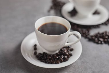 Sıcak kahve ve kahve çekirdekleri.