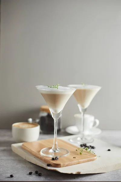 Кофе-латте с молоком в стакане — стоковое фото