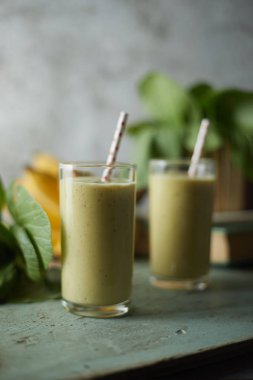 Sağlıklı yeşil smoothie ve malzemeler