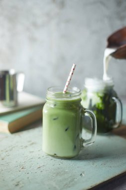 Ev yapımı buzlu Matcha Latte çay sütlü