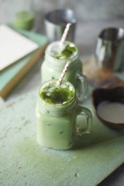 Ev yapımı buzlu Matcha Latte çay sütlü