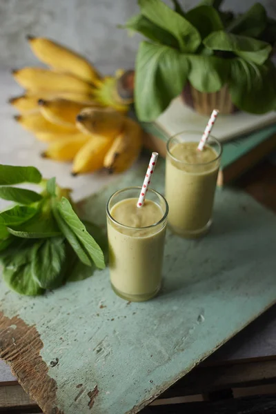 Zdravé zelené smoothie a ingredience — Stock fotografie