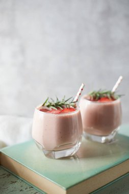 taze çilekli milkshake soğuk yaz berry içecek