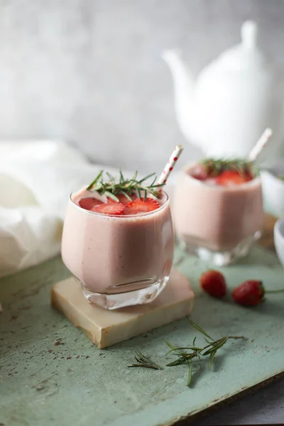 taze çilekli milkshake soğuk yaz berry içecek