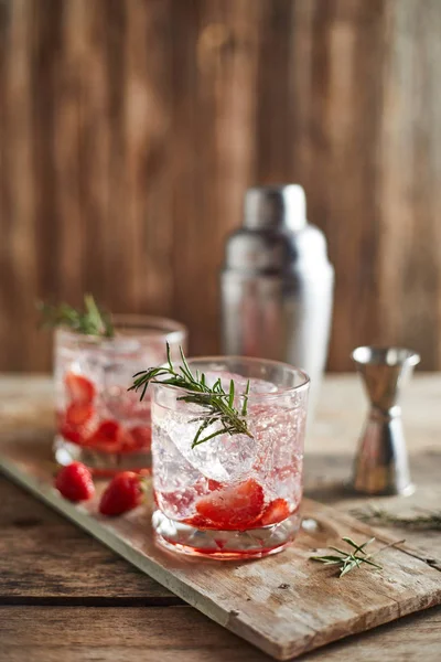 Αρωματικό ποτό διακοπών για πάρτι με ώριμη φράουλα. — Φωτογραφία Αρχείου