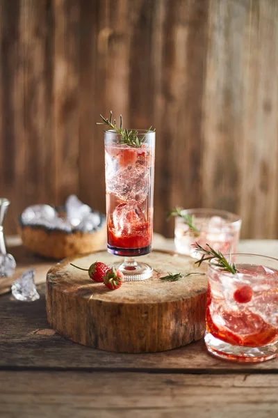 Αρωματικό ποτό διακοπών για πάρτι με ώριμη φράουλα. — Φωτογραφία Αρχείου