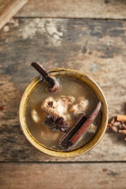 Tarçınlı domuz pirzolası ve yıldız anason.