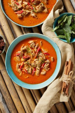 Kurutulmuş hindistancevizi körisi, Tayland mutfağı.