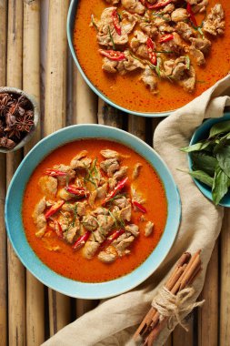 Kurutulmuş hindistancevizi körisi, Tayland mutfağı.