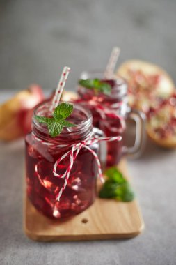 Kavanozda tutacağı olan nar suyu..