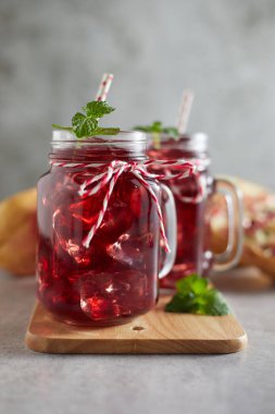 Kavanozda tutacağı olan nar suyu..