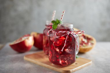 Kavanozda tutacağı olan nar suyu..