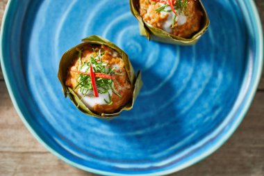 Muz yaprağı kabında domuz eti.