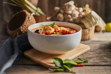 Tom Yum Kung, baharatlı karides çorbası.