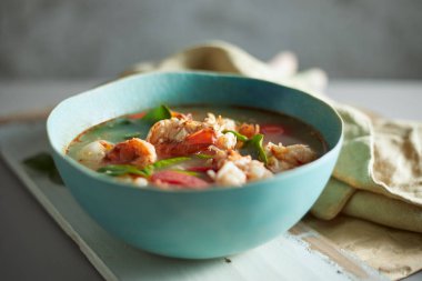 Tom Yum Kung, baharatlı karides çorbası.
