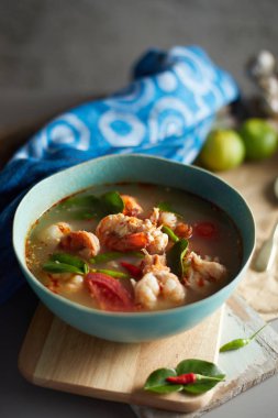 Tom Yum Kung, baharatlı karides çorbası.