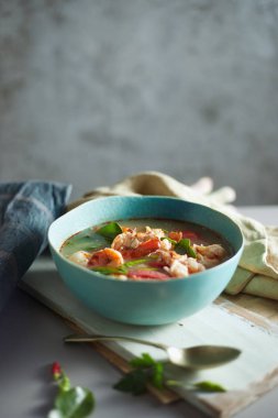 Tom Yum Kung, baharatlı karides çorbası.