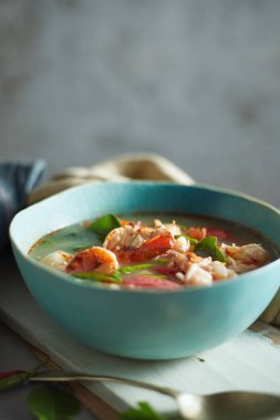 Tom Yum Kung, baharatlı karides çorbası.