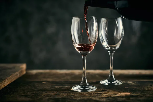 Vinho tinto sobre fundo de madeira — Fotografia de Stock