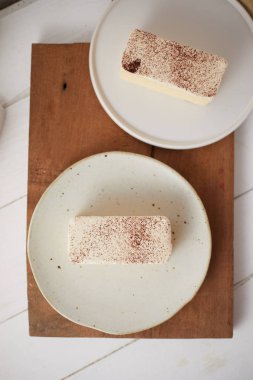 Yakın plan sütlü kek. Masada nefis duruyor.