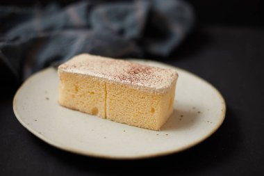 Yakın plan sütlü kek. Masada nefis duruyor.