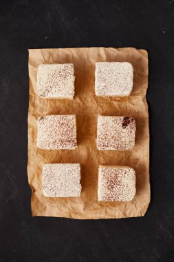 Yakın plan sütlü kek. Masada nefis duruyor.