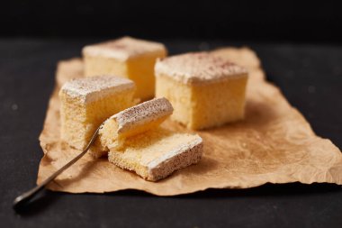 Yakın plan sütlü kek. Masada nefis duruyor.