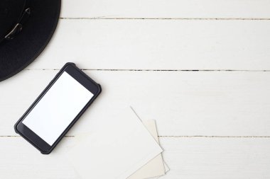 Akıllı telefonlu beyaz ofis masası.