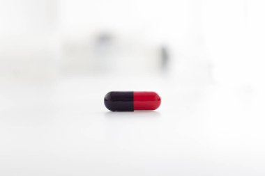 Bulanık arka planda tıbbi hapları kapat.