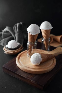 Vanilyalı dondurma waffle koni içinde
