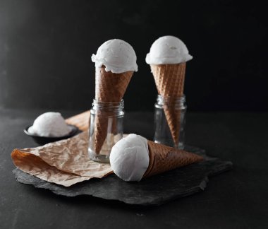 Vanilyalı dondurma waffle koni içinde