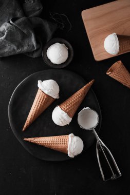 Vanilyalı dondurma waffle koni içinde