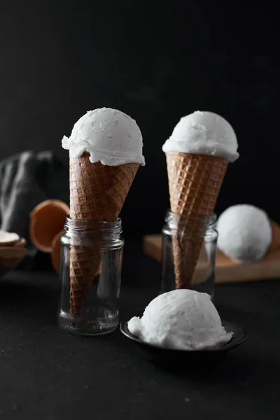 Vanilla Ice Cream Egy Waffle Kúp — Stock Fotó