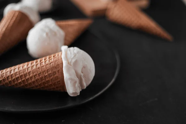 Ванільне Морозиво Вафельні Ріжки — стокове фото