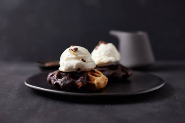 Dondurma ve karamel soslu taze waffle.