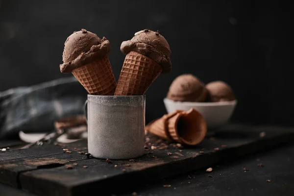 Ev yapımı organik çikolatalı dondurma.