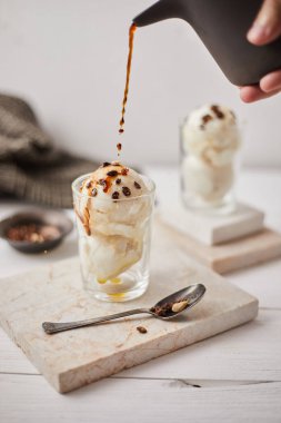 İtalya 'da affogato denilen vanilyalı dondurmalı buzlu kahve..