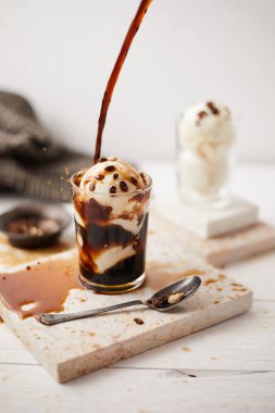 İtalya 'da affogato denilen vanilyalı dondurmalı buzlu kahve..