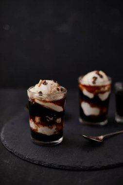 İtalya 'da affogato denilen vanilyalı dondurmalı buzlu kahve..