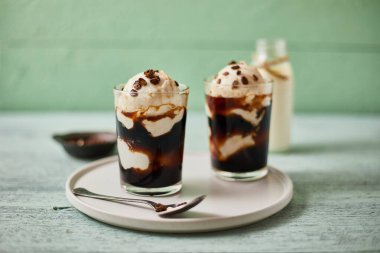 İtalya 'da affogato denilen vanilyalı dondurmalı buzlu kahve..