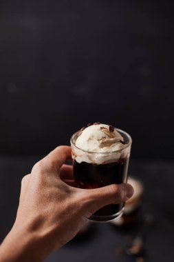 İtalya 'da affogato denilen vanilyalı dondurmalı buzlu kahve..