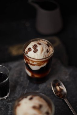 İtalya 'da affogato denilen vanilyalı dondurmalı buzlu kahve..